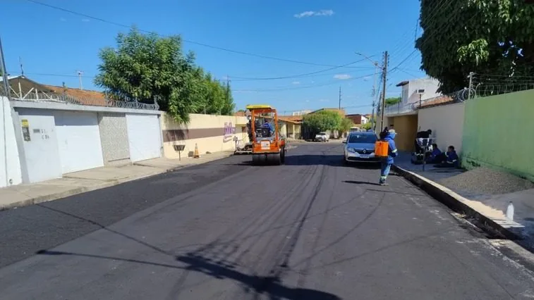 Rua asfaltada em Teresina-PI