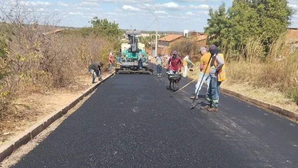 Vibroacabadora e equipe em Corrente-PI
