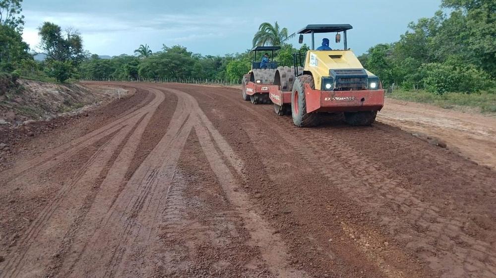 Leito compactado e rolos em serviço na PI-224