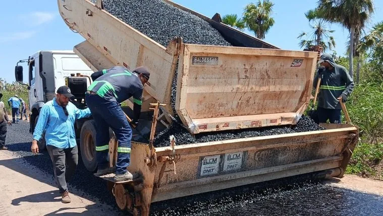 Descarga de CBUQ na frente de serviço