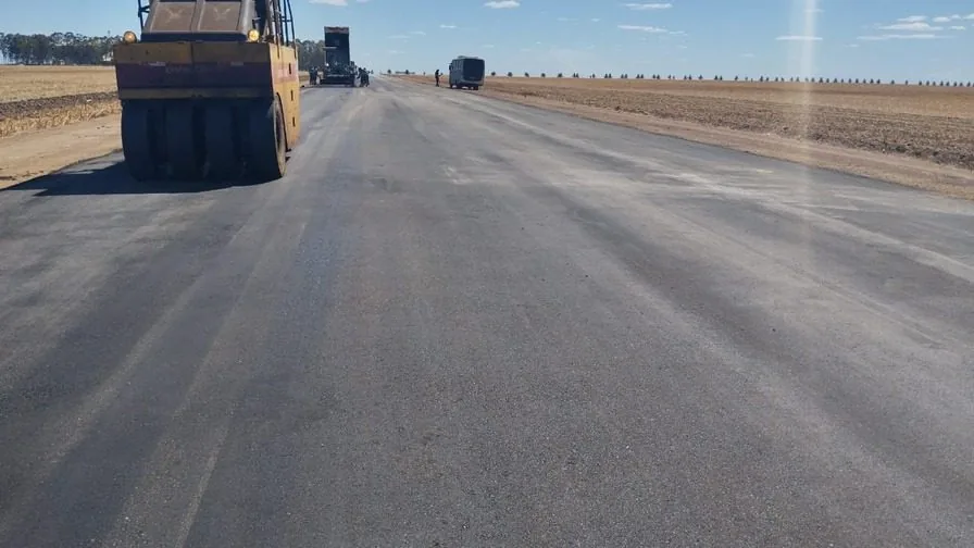 Compactação da pista com rolo liso